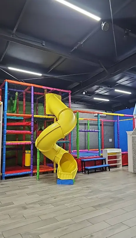 Comedor y área de juegos